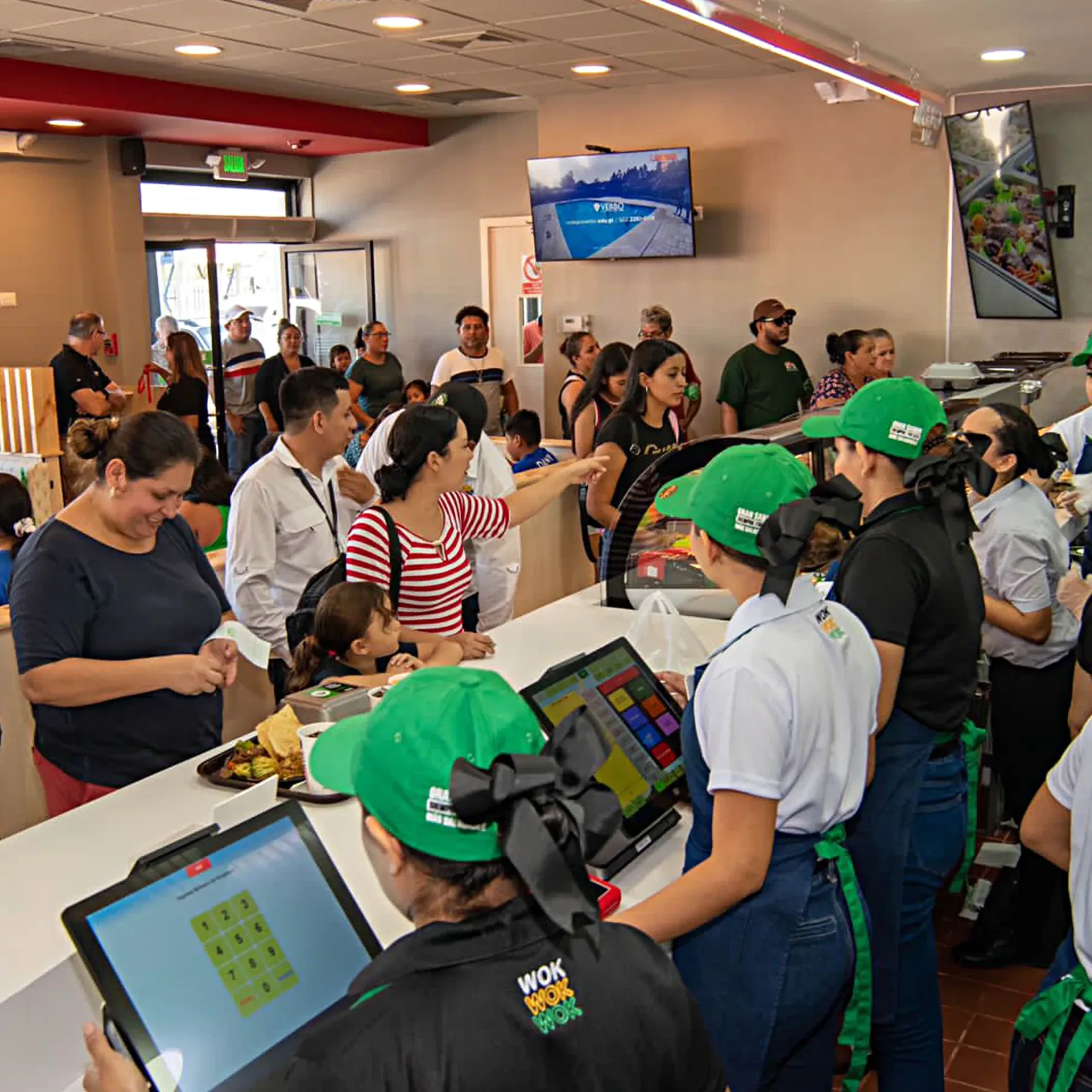 Clientes en un local Chinawok